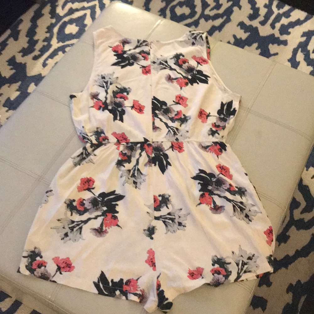 BB Dakota -worn once ! romper size large - Picture 7 of 7